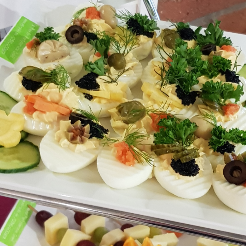 halbes mit Eicreme gefülltes Ei mit Lachs und Kaviar 